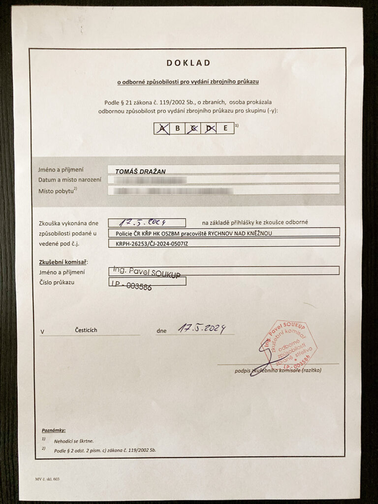 Doklad o odborné způsobilosti pro vydání zbrojního průkazu.