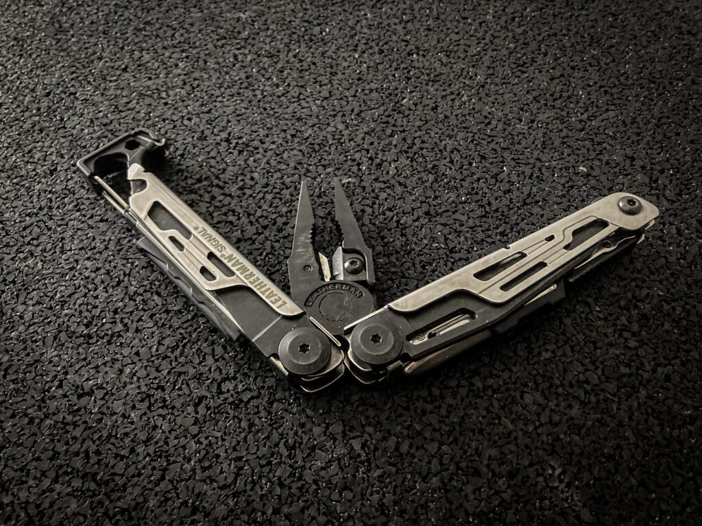 Outdoor multitool Leatherman Signal